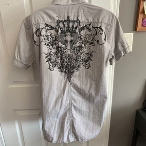 3/15$ Two a.m. Men’s button shirt with detail